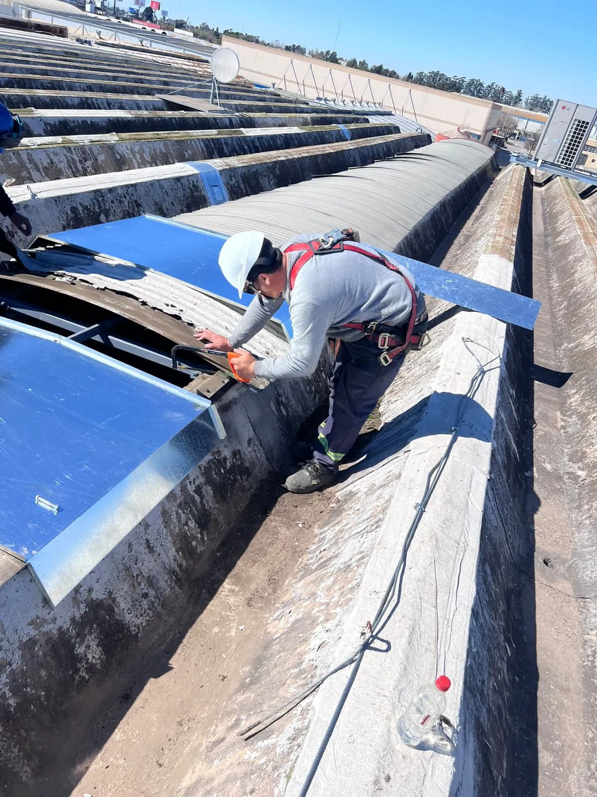 Desmontaje de cubiertas existentes en luceras, Arcor Pacheco — MCM3 SRL (foto 12)