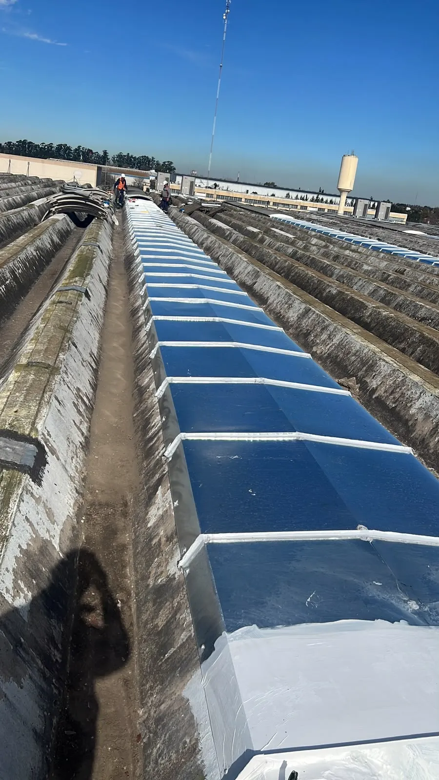Trabajos en altura sobre cubierta industrial, Arcor Pacheco — MCM3 SRL (foto 16)