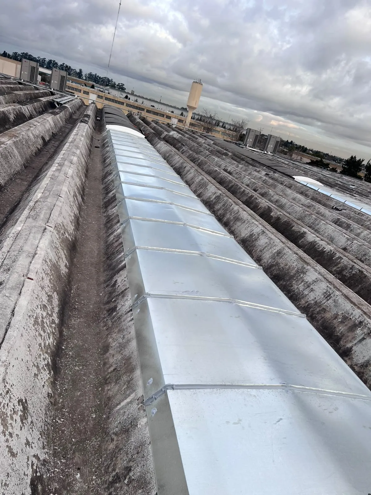 Montaje de nuevas luceras industriales, Arcor Pacheco — MCM3 SRL (foto 23)